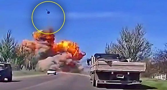 Російський танк так вибухнув, що аж башта з грохотом злетіла в повітря на сотні метрів …